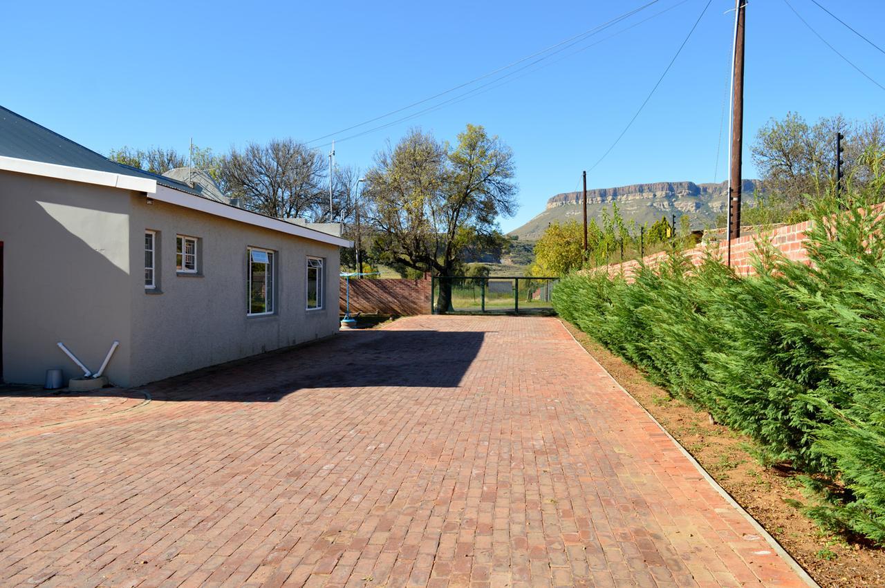Village Lodge Harrismith ภายนอก รูปภาพ